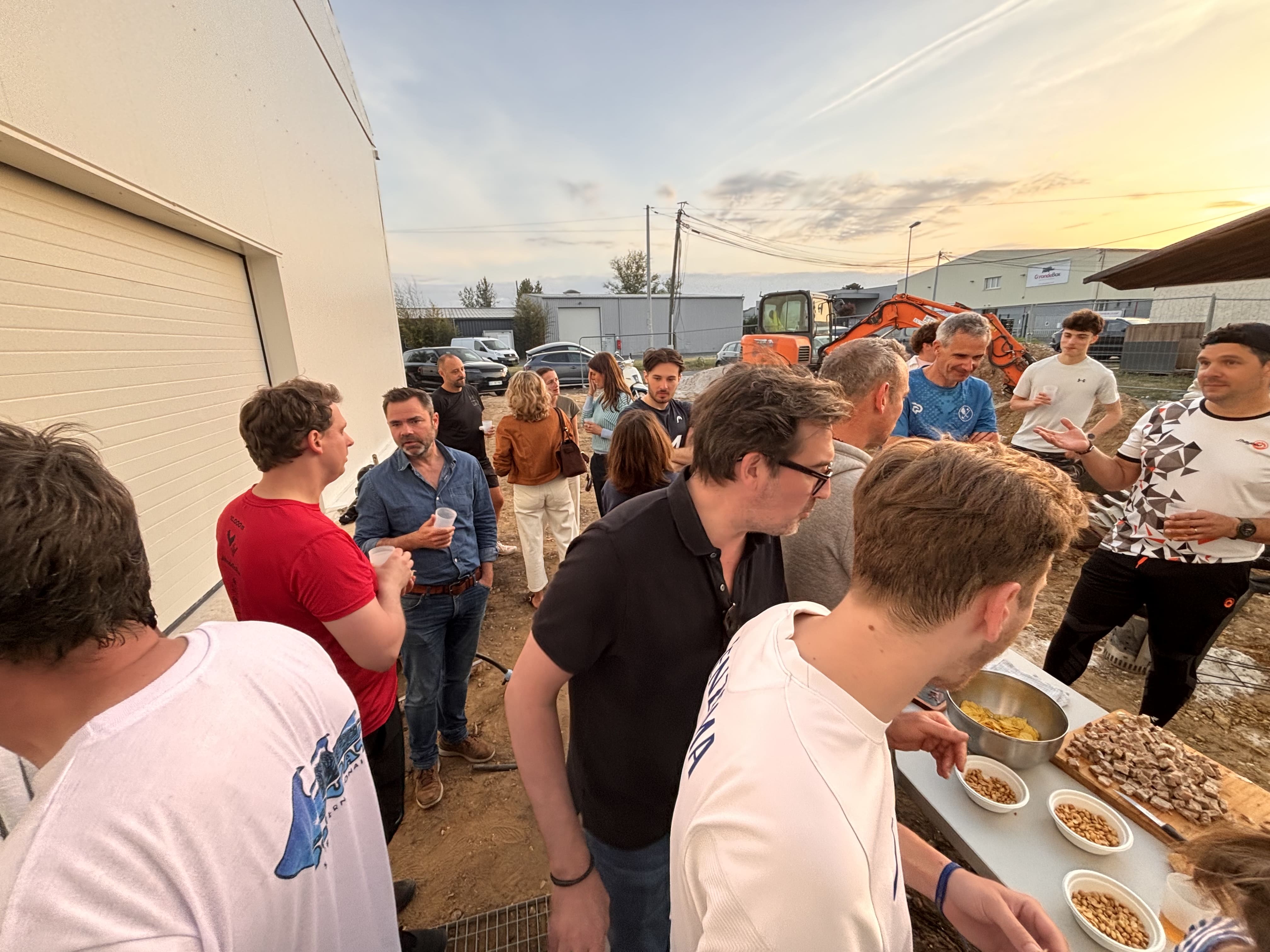 Moment convivial sur le chantier ¡HOLA! PADEL
